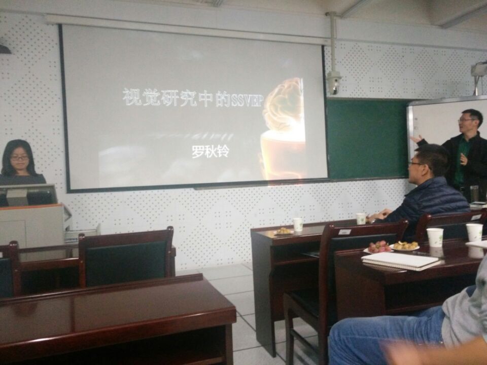 图为曹教授介绍罗秋铃博士的相关信息.jpg 图为曹教授介绍罗秋铃博士的相关信息.jpg